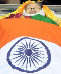 ராஜாஜி ஹாலில் வைக்கப்பட்ட ஜெயலலிதாவின் உடல் வெறும் மெழுகு சிலை?