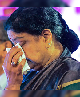 சிறையில் கதறி அழுத சசிகலா! காரணம் என்ன?