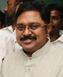 வேட்பு மனு தாக்கல் செய்யும்பொழுது ஆர் கே நகரை அசத்திய தினகரன்!
